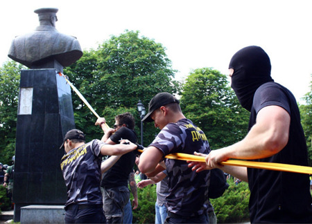 ジューコフ元帥の胸像が急進派によって取り壊される