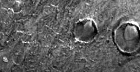 火星のドーム型クレーターの写真
