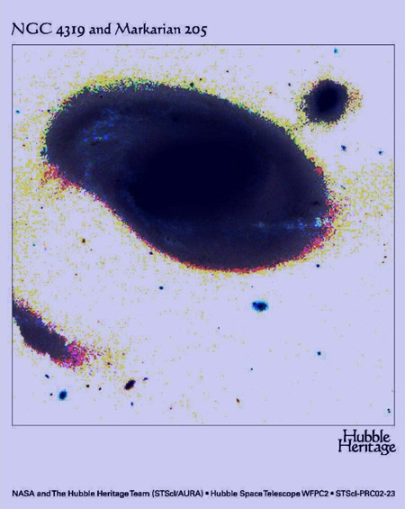 NGC 4319 と Markarian 205、アラバマ大学のジャック・スレンチック氏による同写真のディーププリント