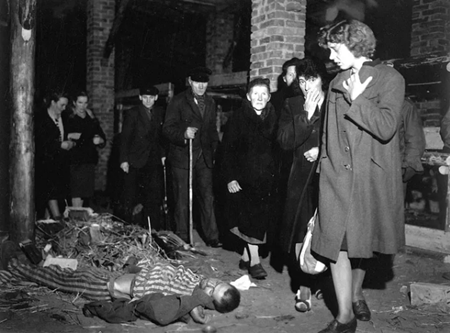 1945年５月６日、強制収容所を訪れることを余儀なくされたドイツ市民。ドイツ人収容所の犠牲者の死体が庭の穴に捨てられているのが見つかり、ひとつの穴には300体の死体が入っていた。Photo credit: The Atlantic
