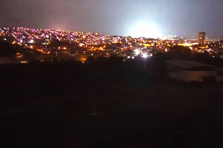 エクアドルのグアヤキルで発見された地震の光が白く輝いている。アントニオ・リラ