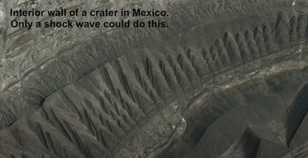 メキシコのクレーターの内壁。  衝撃波でしかできないこと