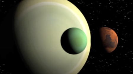 土星の巨大な球体が極付近の空を埋め尽くす