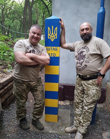 2017年6月、ドネツク州のATOゾーンで、ウクライナ軍自衛隊副司令官のセルヒィ・クリヴォノス大佐とともに作業するプロゾロフ氏