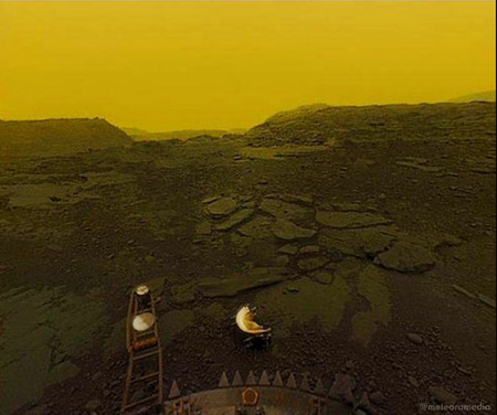1981年、ロシアの探査機ヴェネラによって撮影された金星の厚い大気と焦げた表面