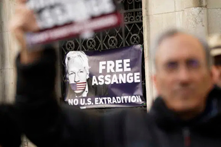 2021年12月10日、ウィキリークスの創設者ジュリアン・アサンジを支持するデモ（ロンドン）。(ニクラス・ハレン/AFP)