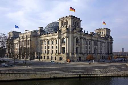 ドイツ、ベルリン、帝国議事堂のドーム。© Getty Images / Hans-Peter Merten