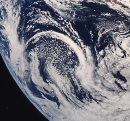 大規模な構造は、嵐のシステムを供給するために地球規模で発達する。