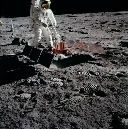 月での地震実験装置を操作する宇宙飛行士
