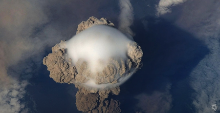 古代の地球の火山性大気が当時は非常に大きく、電離層をさらに外に押し出したというイメージ画像