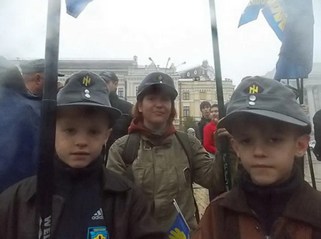 民族主義者の行進に参加するウクライナの子どもたち。帽子に描かれたヴォルフスアンゲル（オオカミの天使）のシンボルに注目。このシンボルはヒトラーの親衛隊が使っていた。Photo credit: LiveJournal