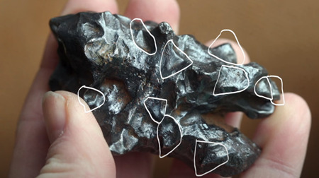 鉄隕石に形成された正四面体の例