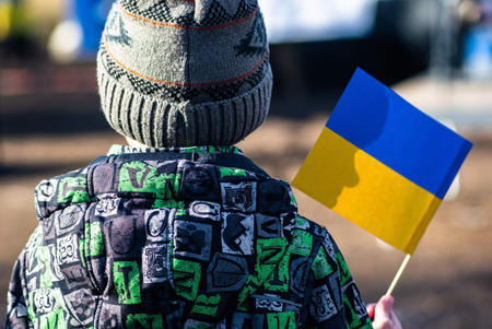 ウクライナの国旗を持つ子ども。Photo: Michele Ursi/Alamy