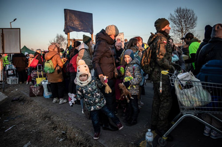 ３月18日、ポーランドのメディカ国境交差点にいるウクライナ人難民。カメラマン： Angel Garcia/Bloomberg