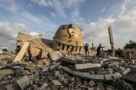 イスラエルの対応は厳しく、パレスチナ人を怒らせるような対応でしかなかった。空爆後、破壊されたガザ地区南部のカン・ユニス町のモスク跡。photo: abed rahim khatib/globalballokpriss
