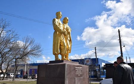 ヘニチェスクの彫像