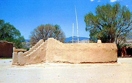 古代ホピ族の末裔が建てたニューメキシコの円形キヴァ