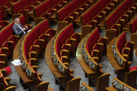 写真 会期前に空いた議場に座る議員。© Sergii Kharchenko / NurPhoto via Getty Images