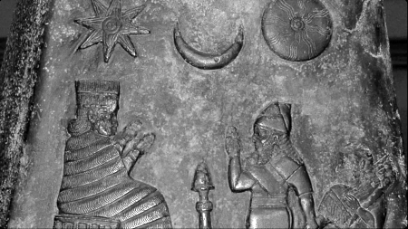 メリシパク1世(紀元前1186〜1172年)のクドゥルル(石碑):王は娘を女神ナンナヤーに贈る。三日月は神シン、太陽はシャマシュ、恒星は女神イシュタルを表す。紀元前12世紀に戦利品としてスサに運ばれた。