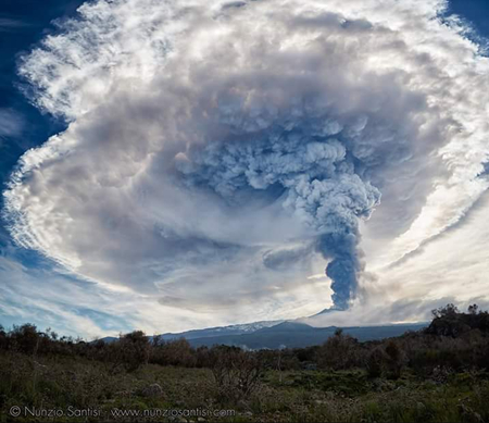 火山噴火は、中間的な水─雲相を伴わずに鉄床雲を形成する
