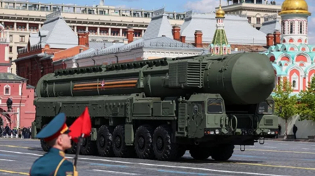 ５月９日、モスクワの軍事パレードで赤の広場に展示されたロシアの大陸間弾道ミサイルシステム"ヤース"（ロイター）