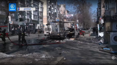 ３月15日にドネツクで行われたウクライナ軍によるロケット弾攻撃後のゾッとするような（？恐ろしい、不気味な）光景。