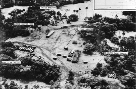 米国防総省が提示した、キューバにソ連のミサイルがあったという証拠。1962年10月23日に撮影された、キューバのサン・クリストバル地区に建設中の中距離弾道ミサイルのローレベル写真