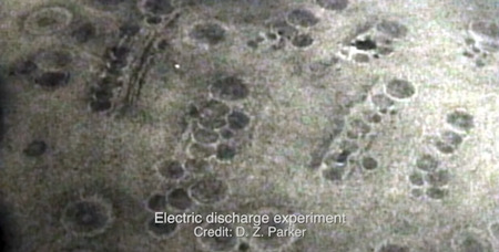 放電実験 クレジット：D. Z. パーカー
