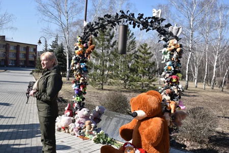 上記は、2014年以降、ウクライナ軍による攻撃の犠牲となった多くの子どもたちを追悼するモニュメント”天使のモニュメント”の写真。