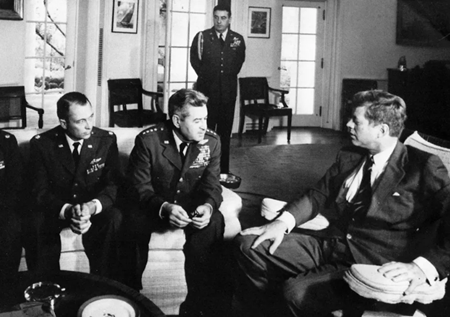 1962年10月、ジョン・F・ケネディ大統領はワシントンのホワイトハウスで、リチャード・ハイザー空軍大将（左）、カーティス・ルメイ空軍参謀総長（中央）と会談し、キューバ上空でのU-2偵察機の飛行について話し合った