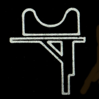 エジプト：宇宙の柱の象徴である台座の上に置かれたツインピークスのサイン