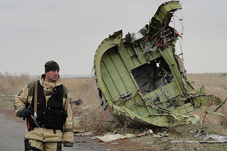 非常に狭いサークルで、そしてポロシェンコに近い人々は、彼が個人的に国防大臣を通してこの航空機を破壊するように命令したと主張している  写真：Viktor GUSEYNOV  Читайте на WWW.KP.RU: https://www.kp.ru/daily/26838/3879391/