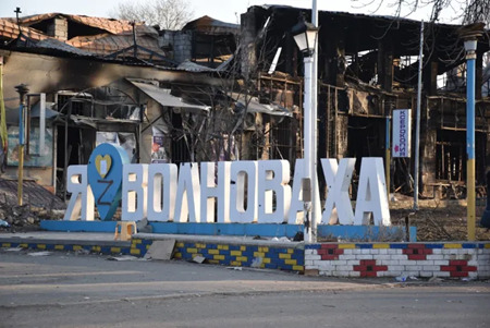 破壊されたウクライナ東部ヴォルノヴァハの街。