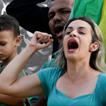 抗議するブラジルの女性