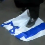 イスラエルの旗が踏みつけられている