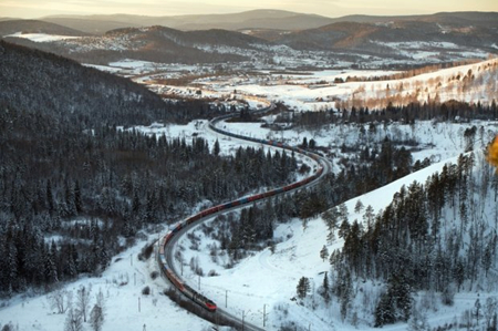 セルゲイ・カラガノフによれば、ロシアの未来への道はシベリアに拓かれるべきだという（写真はクラスノヤルスク地方のシベリア鉄道の一部）/ Getty Images