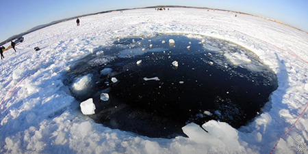 チェリャビンスク西部の湖の氷に開いた20フィートの穴