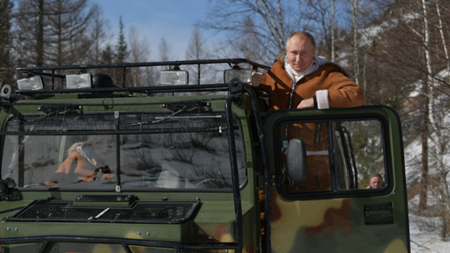 ファイル写真。タイガを散歩中、全地形対応車を運転するロシアのプーチン大統領。© Sputnik/Alexey Druzhinin
