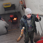 ウクライナの子ども、地下に通じる階段で掃除している