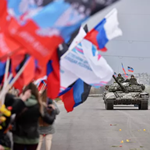 ドネツクの住民は旗と花で戦闘員に会いました