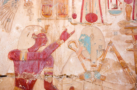オシリスとセティの壁画 古代エジプトに描かれた、再生神オシリスとファラオ・セティのヒエログリフ彫刻。エジプト、アビドスのオシリス神殿の壁。