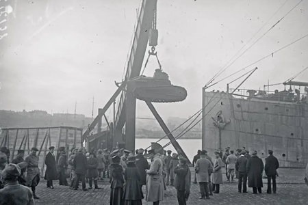 1919年、オデッサ港でルノー戦車を降ろすフランス帝国主義者たち。
