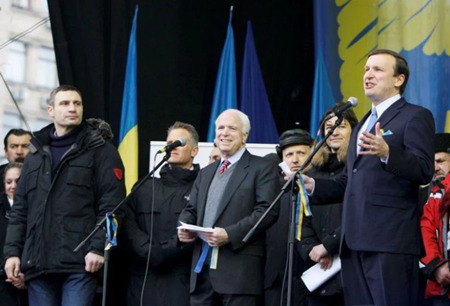 2013年12月、政権交代を支持してウライナを訪問したジョン・マケイン。