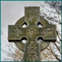 ケルト十字架 メアリーカーク（スコットランドのアバディーンシャーのキンカーディン・アンド・ミーンズ地域にある村）、ラフクリュー（アイルランドのミース州オールドキャッスル近郊にある歴史的に重要な地域。丘陵地帯の頂上には、紀元前４千年紀の古代の墓が一群あり、珍しい巨石芸術で飾られたものもある）