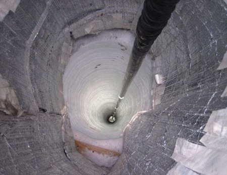 南極に埋められたアイスキューブのニュートリノ検出器