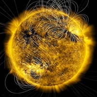コロナホールや他の活動領域の近くで太陽に重ねられた磁力線